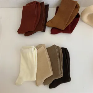 Vue détail des chaussettes mi hautes unies pour femmes en coton avec texture côtelée.