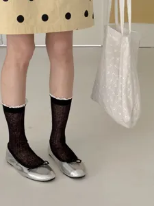Vue de détail de chaussettes mi-tubes japonaises douces et transparentes en dentelle.