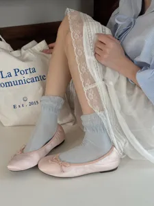 Bequeme atmungsaktive Rüschenbündchen Kurzsocken für Damen, weicher Seidenstil Detailaufnahme.