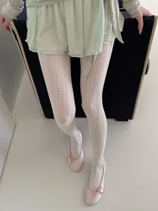 Zoepe witte maillot met fijn verticaal kabelpatroon gecombineerd met rok en schoenen.