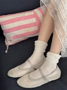 Detailansicht süßer Damen Socken im süßen Ballett Stil mit zarten Rüschen Bündchen.