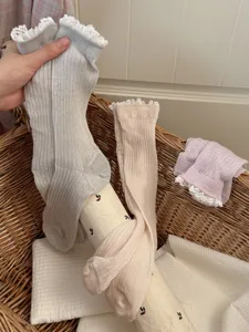 Vue détaillée de chaussettes en dentelle douce japonaise, tricot fin, léger et respirant.