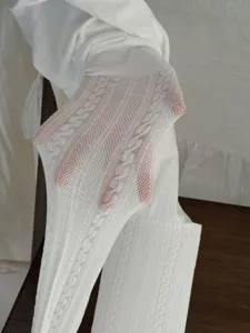 Witte doorzichtige panty met delicate breipatronen, zachte ademende zomerse beenmode stijl.
