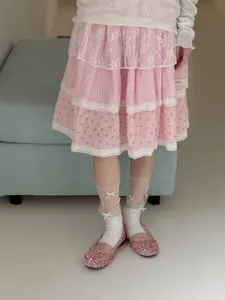 Detailopname van strik mesh sokken en gelaagde kanten rok outfit, delicate textuur.