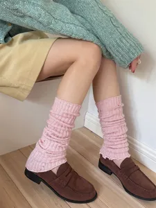 Gambe riscaldate in cashmere con pois colorati, calze invernali lavorate a maglia.