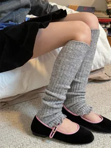 Gambe riscaldate in lana spessa grigia da donna, calzini slouch stile Y2K invernali accoglienti.