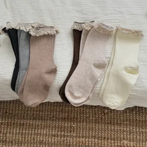 Vue détaillée de chaussettes mi-hautes côtelées pour femmes avec bordure en dentelle délicate.