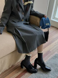 Vue détaillée de chaussettes mi-mollet en dentelle douce, style rétro, élégantes et mode.
