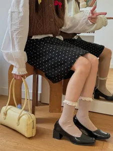 Chaussettes mi-mollet à bord en dentelle, style vintage chic pour tenues quotidiennes.