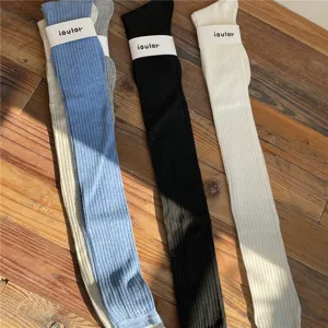 Vue détaillée des chaussettes hautes côtelées unies, tissu doux et respirant pour un usage quotidien.