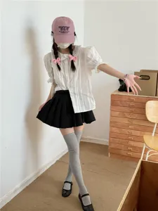 Vue détaillée montrant des chaussettes hautes grises en tenue quotidienne, grand confort.