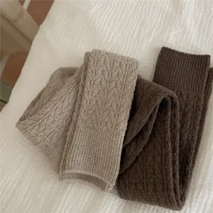 Retro Wolle Zopfmuster Wadenstrümpfe Detailaufnahme, dicke Herbst Winter warme Slouch Socken.