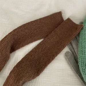 Braune Woll-Wadenstrümpfe für Damen, dicke Vintage Rippenstrick Slouch Thermosocken im Winter.