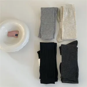 Chaussettes hautes unies côtelées classiques pour femmes, bas longs décontractés respirants et doux.