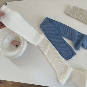 Gros plan détail chaussettes hautes en tricot côtelé, tissu respirant style décontracté