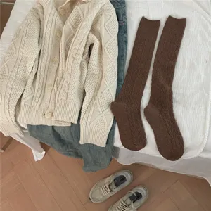 Braune Strick-Wadenstrümpfe Detailaufnahme mit gemütlicher Textur und Cardigan-Styling.