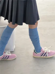 Chaussettes hautes molles bleues pour femmes, bas longs respirants pour le quotidien et la mode.