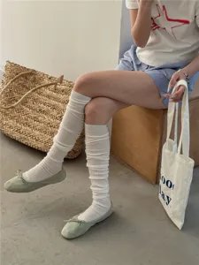 Chaussettes hautes détail montrant texture douce, tissu respirant et style de port quotidien.