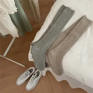 Nahaufnahme von Zopfmuster Wolle Overknee Socken in Grau und Khaki, Herbst Winter warm Detail Ansicht