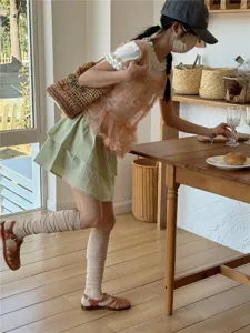 Vue détaillée de chaussettes hautes respirantes portées dans un style de vie intérieur cosy