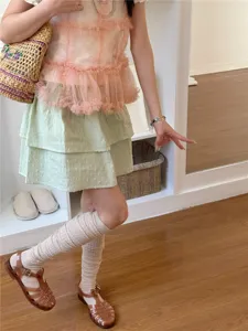 Vue detaille de chaussettes hautes respirantes et elegantes avec tenue printaniere.