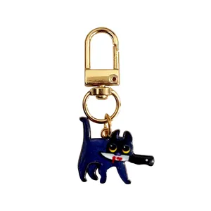 Simpatico portachiavi gatto nero con coltello, ciondolo in metallo alla moda per borsa.