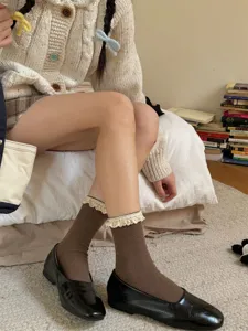 Vue détaillée de chaussettes mignonnes en dentelle, design en tricot côtelé marron.