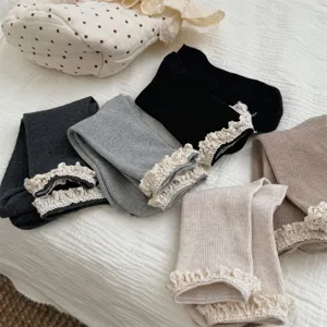 Vue détaillée de chaussettes mi-hautes pour femmes avec de délicats volants en dentelle.