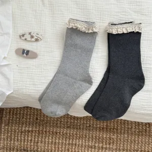 Paire de chaussettes mi-hautes en dentelle douce, chaussettes en tricot respirant pour femmes.
