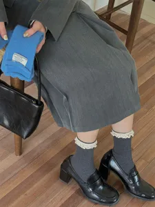 Chaussettes mi-hautes douces pour femmes avec bordure dentelle, chaussettes grises élégantes.