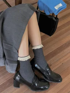Chaussettes mi-hautes en dentelle douce pour femmes, design respirant, vue de détail parfaite.