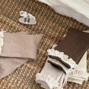 Détails de chaussettes mi-mollet en dentelle douce pour femmes avec pinces à cheveux et style ballet.