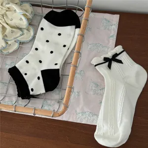 Vista dettagliata di calzini corti con fiocco dolce e pois, stile college casual traspiranti.