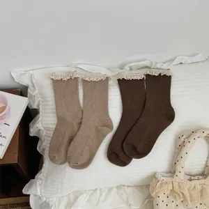 Vue détaillée de chaussettes mi-mollet à volants en dentelle pour femmes, tricot respirant.