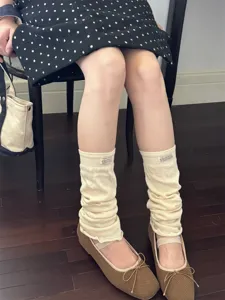 Detailed view of the stylish Y2K knit leg warmers in solid color, perfect for trendy outfits.