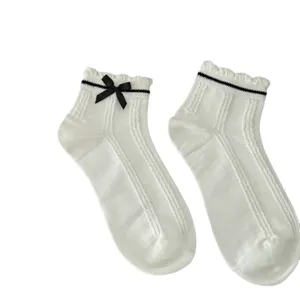 Calzini corti bianchi da donna con fiocco nero e bordo arricciato, dolce stile college.