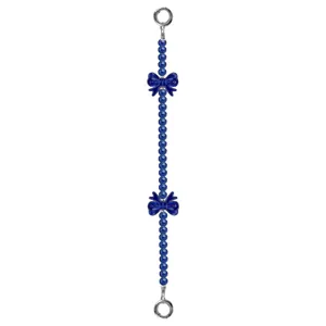 Primo piano dettaglio del cinturino per telefono in perline blu scuro con fiocchi e anelli.