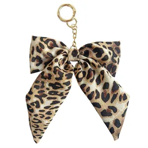 Leopardenmuster Stoff Schleife Schlüsselanhänger Tasche Anhänger mit goldenem Metallring.