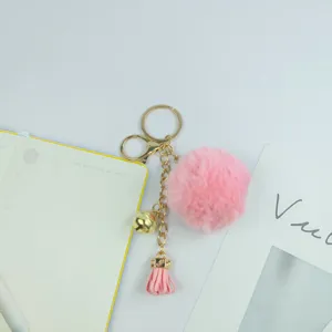 Süßer flauschiger pinker Pompom Schlüsselanhänger mit goldener Glocke für Taschen und Autos.