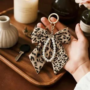 Leopard Muster Schleife Schlüsselanhänger mit Perlenkette modischer Stoffanhänger für Tasche Auto