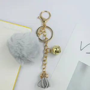 Flauschiger Pompom Schlüsselanhänger mit goldener Kette, Glocke und Quaste für Tasche Autoschlüssel.