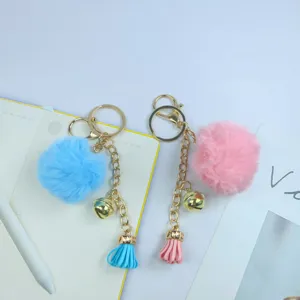 Süßer flauschiger Pompon Schlüsselanhänger mit Glocke und Quaste, farbiger Plüschtaschenanhänger.