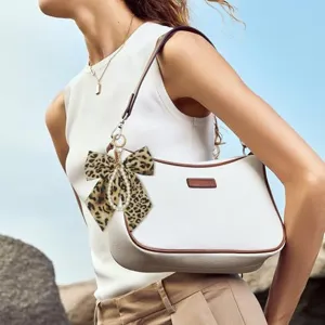 Leopardenmuster Schleife Tasche Anhänger mit Perlenkette, stilvolles Handtaschen Accessoire.