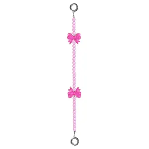 Dettaglio cinturino per telefono in perle rosa, catena per telefono con fiocco carino.