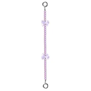 Dettaglio del cinturino per telefono in perle viola con fiocchi e anelli metallici.