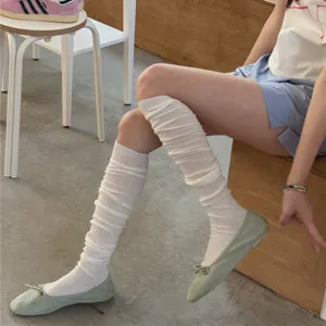 Chaussettes hautes blanches unies et fines pour femmes, tendance respirantes et décontractées.