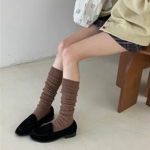 Retro braune Woll-Slouch-Socken für Damen, gemütliche Strick-Wadenstrümpfe im Winter.