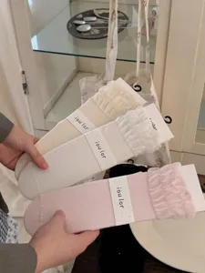 Detailansicht von Damen Ballerina Kurzsocken mit Bubble-Bündchen und süßem Mehrfarben-Design.