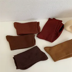 Baumwoll einfarbige gerippte Socken Detailansicht, weiche Strick-Erdtöne Winter Modesocken für Damen.