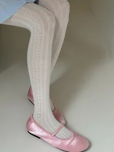Gedetailleerd overzicht van zoete witte panty met patroon en roze schoenen voor de zomer.